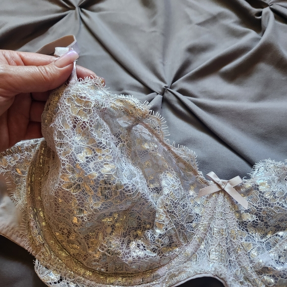 Beautiful Victoria's Secret Unlined  Bras in 36 DD - Picture 5 of 5